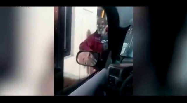 Sprzedawca w McDonald oblał wodą bezdomnego Sprzedawca w McDonald oblał wodą bezdomnego