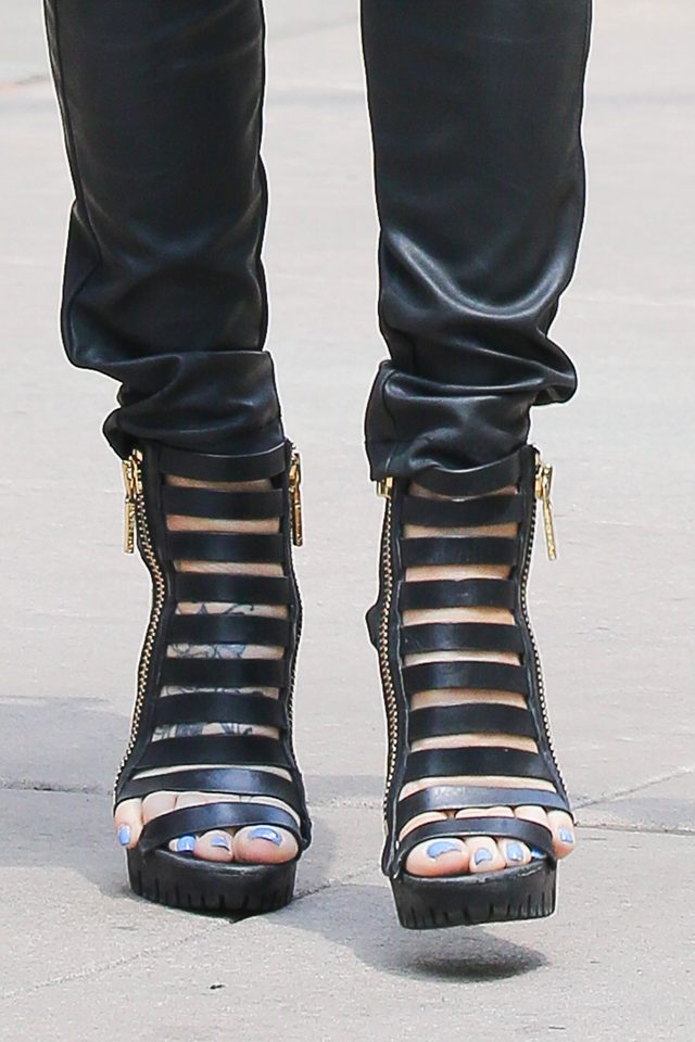 Hot mama i jej wystające paluszki (FOTO)