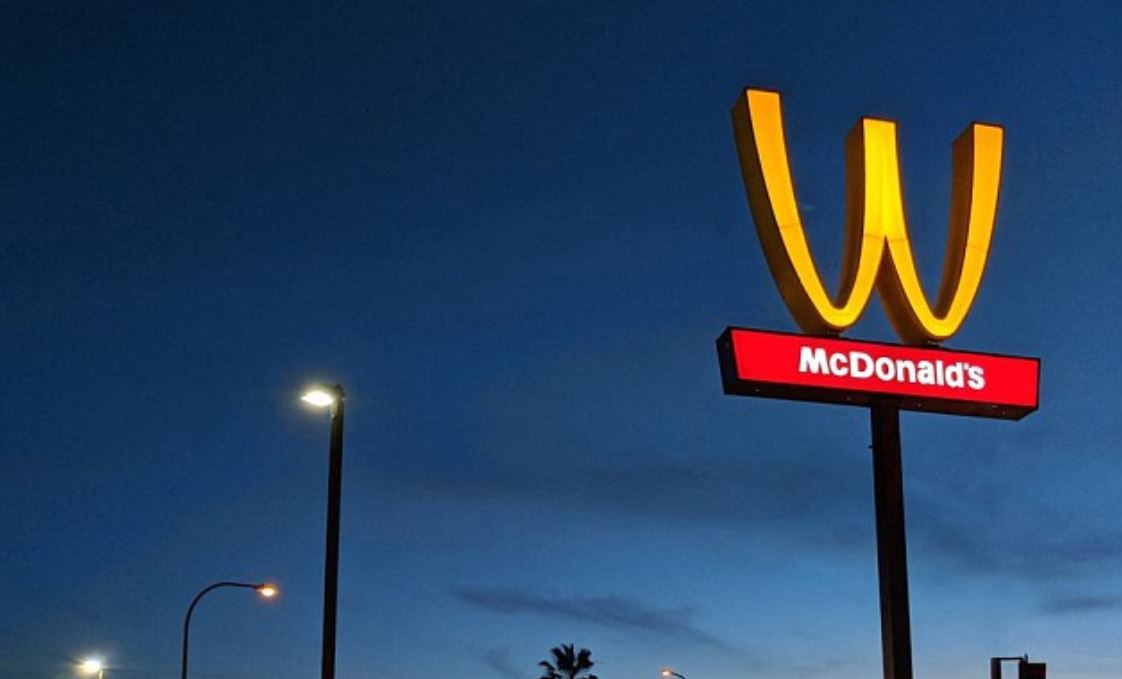 Firma McDonald's odwróciła swoje logo! Świętują DZIEŃ KOBIET! 