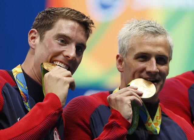 Dlaczego sportowcy gryzą złote medale?