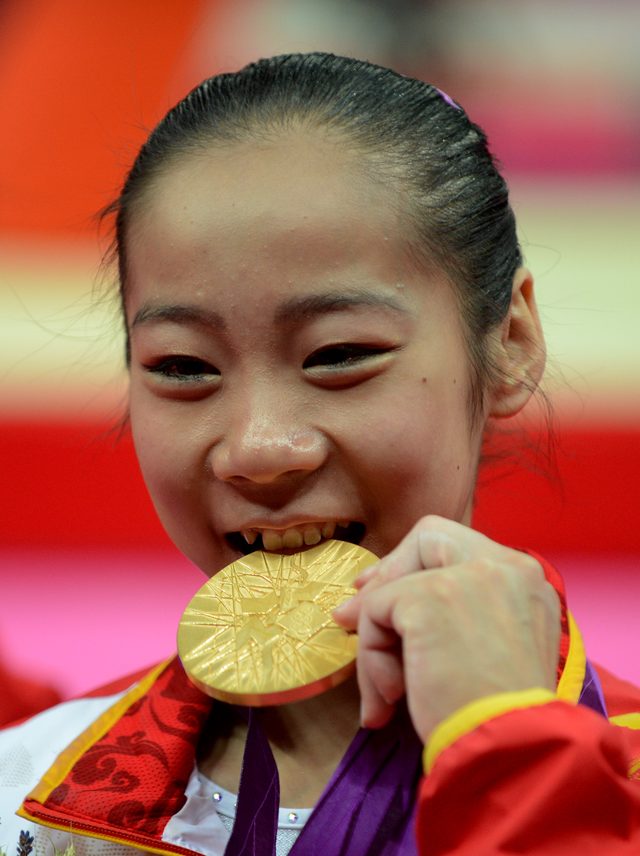 Dlaczego sportowcy gryzą złote medale?