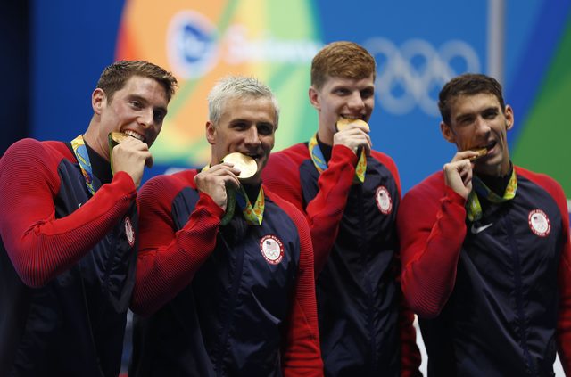 Dlaczego sportowcy gryzą złote medale?