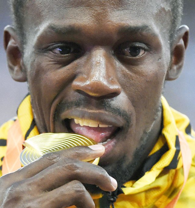 Dlaczego sportowcy gryzą złote medale?