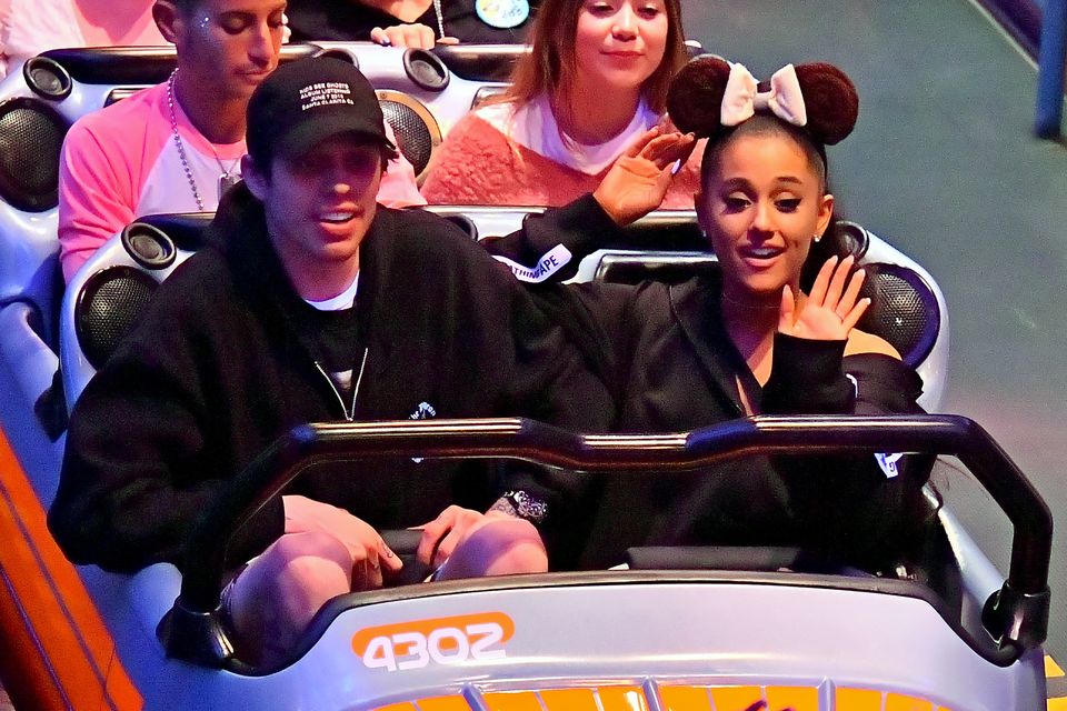 Ariana Grande z WIELKIM pierścionkiem zaręczynowym w Disneylandzie (ZDJĘCIA)