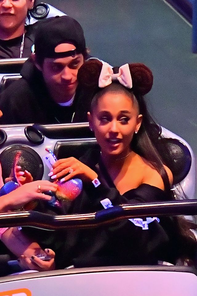 Ariana Grande z WIELKIM pierścionkiem zaręczynowym w Disneylandzie (ZDJĘCIA)