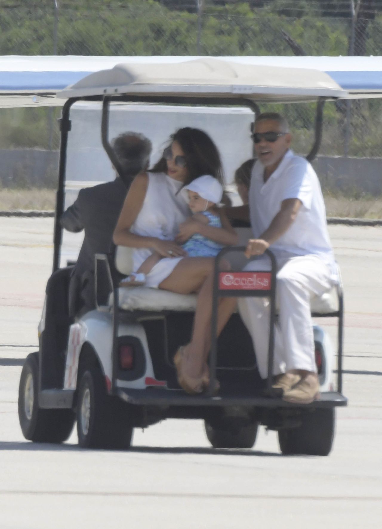 Clooneyowie z dziećmi wylatują z Włoch po pechowych wakacjach George'a (ZDJĘCIA) Clooneyowie z dziećmi wylatują z Włoch po pechowych wakacjach George'a (ZDJĘCIA)