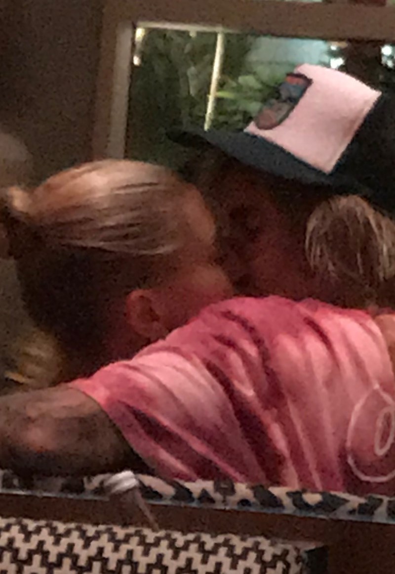 Justin Bieber i Hailey Baldwin namiętnie całują się w restauracji (ZDJĘCIA) Justin Bieber i Hailey Baldwin namiętnie całują się w restauracji (ZDJĘCIA)