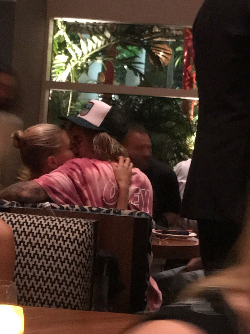 Justin Bieber i Hailey Baldwin namiętnie całują się w restauracji (ZDJĘCIA) Justin Bieber i Hailey Baldwin namiętnie całują się w restauracji (ZDJĘCIA)