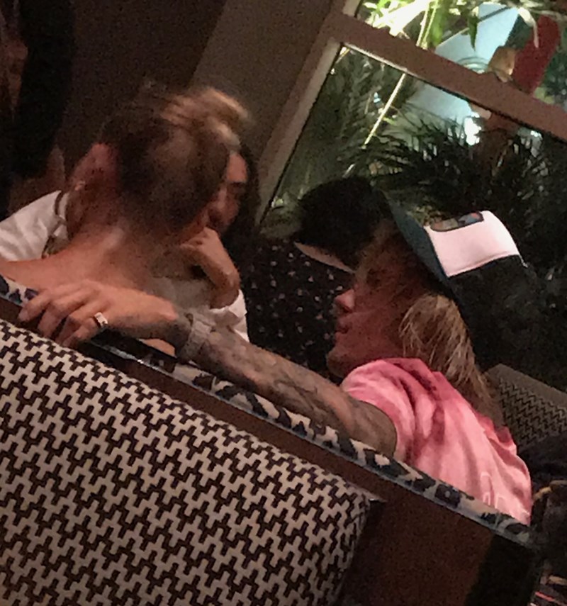 Justin Bieber i Hailey Baldwin namiętnie całują się w restauracji (ZDJĘCIA)