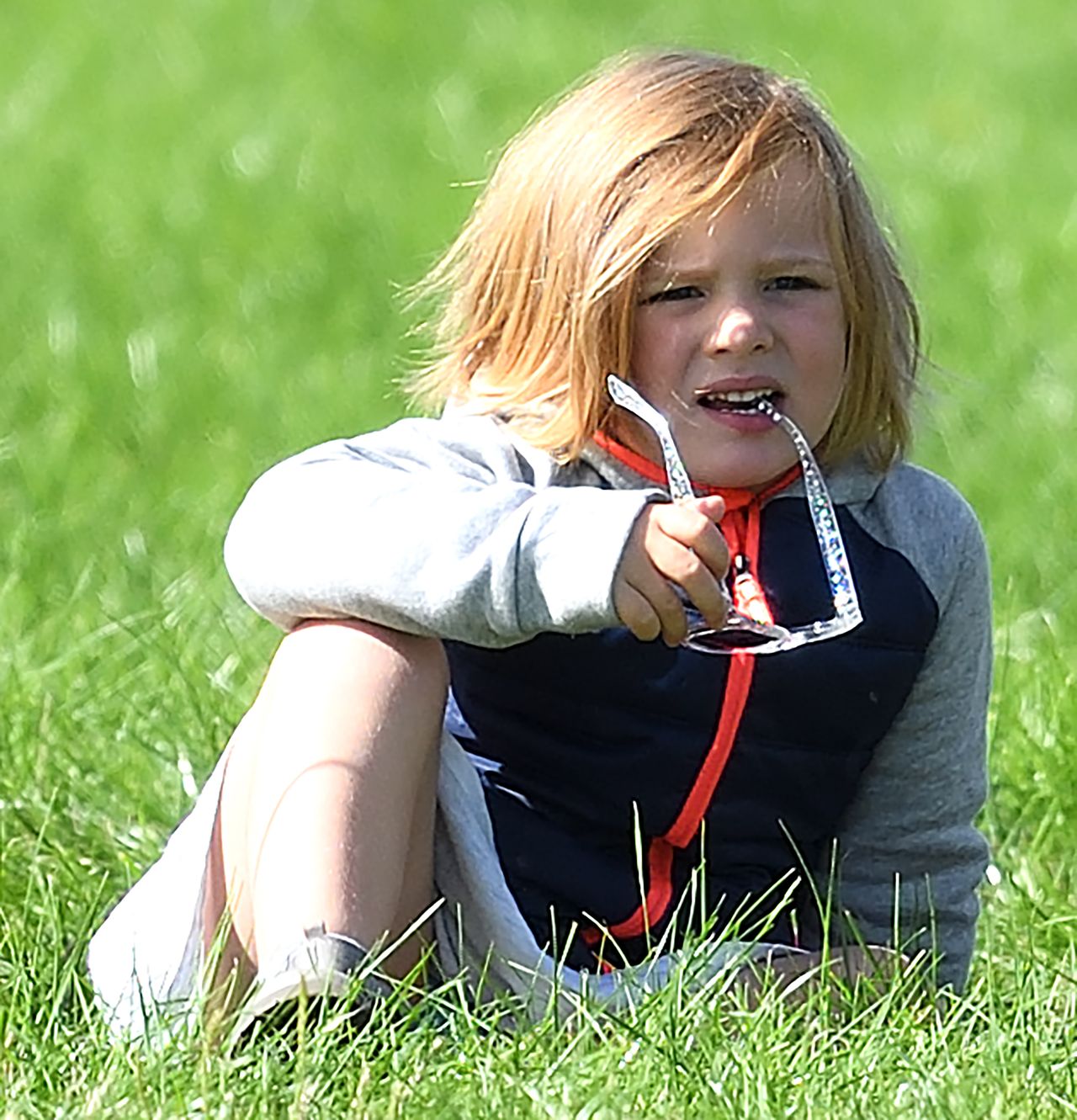 Mia Tindall bohaterką zdjęcia ślubnego księżniczki Eugenii - co trzyma w ręce?