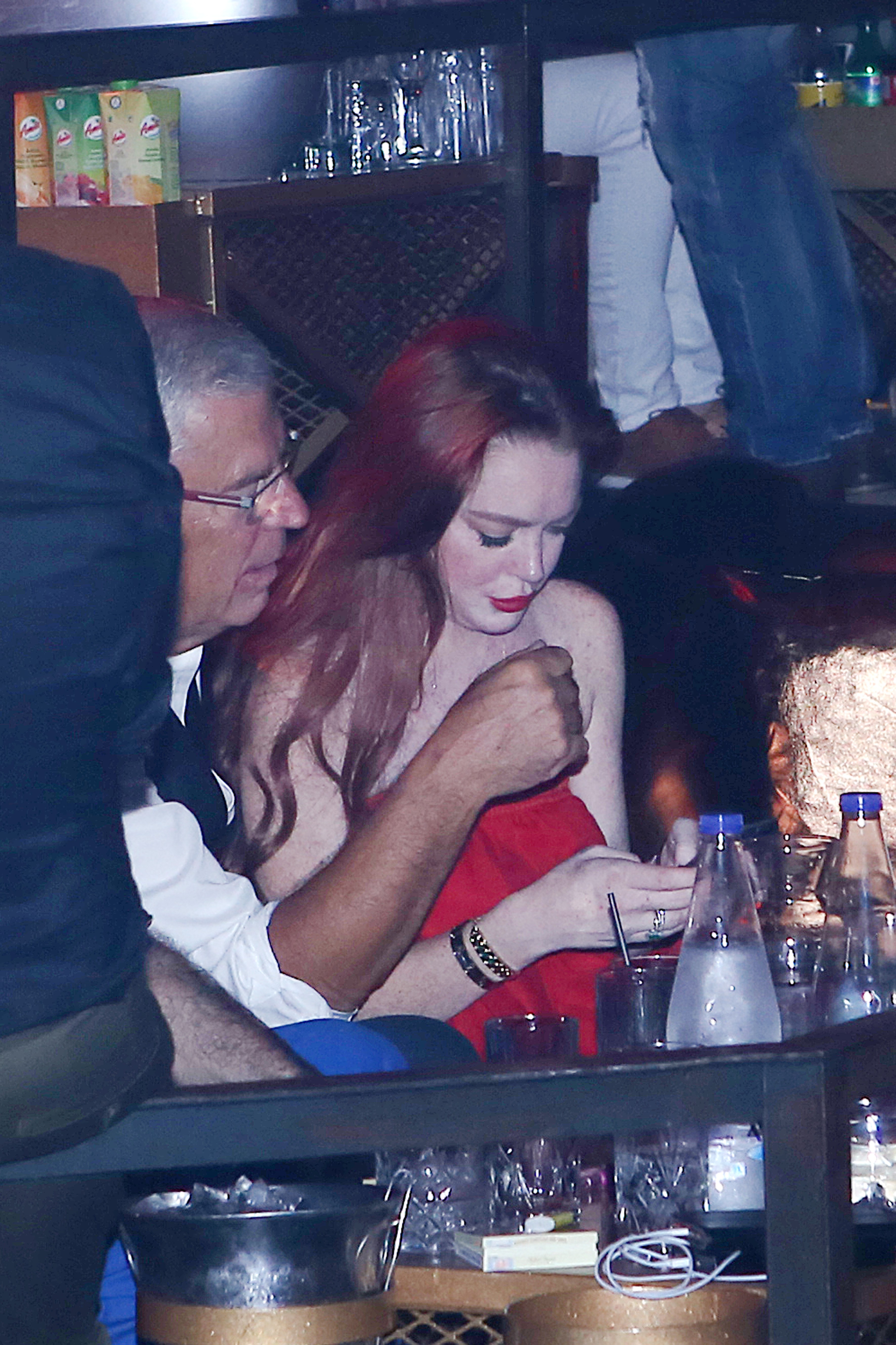 NABOTOKSOWANA Lindsay Lohan u boku starszego mężczyzny (ZDJĘCIA)