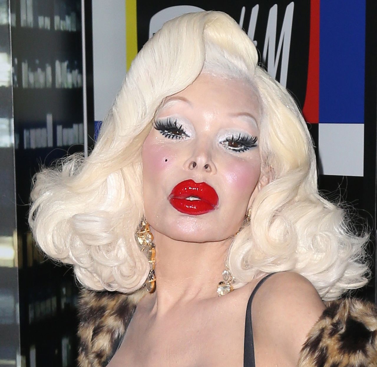 Amanda Lepore na imprezie Moschino dla H&M - miała 17 lat, gdy zmieniła płeć
