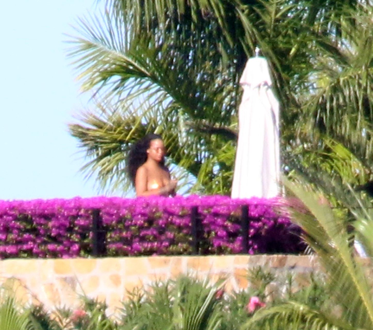 Rihanna w złotym bikini wypoczywa w Meksyku (ZDJĘCIA)