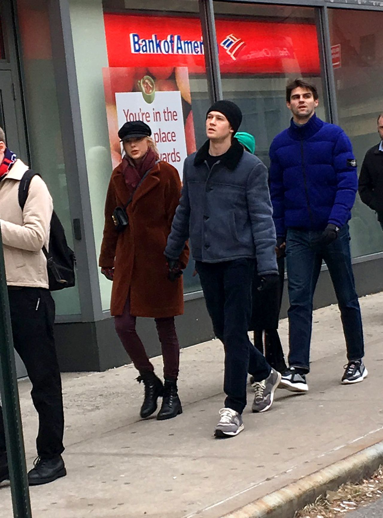 Taylor Swift z Joe Alwynem spacerują po Nowym Jorku z CZTEREMA ochroniarzami 