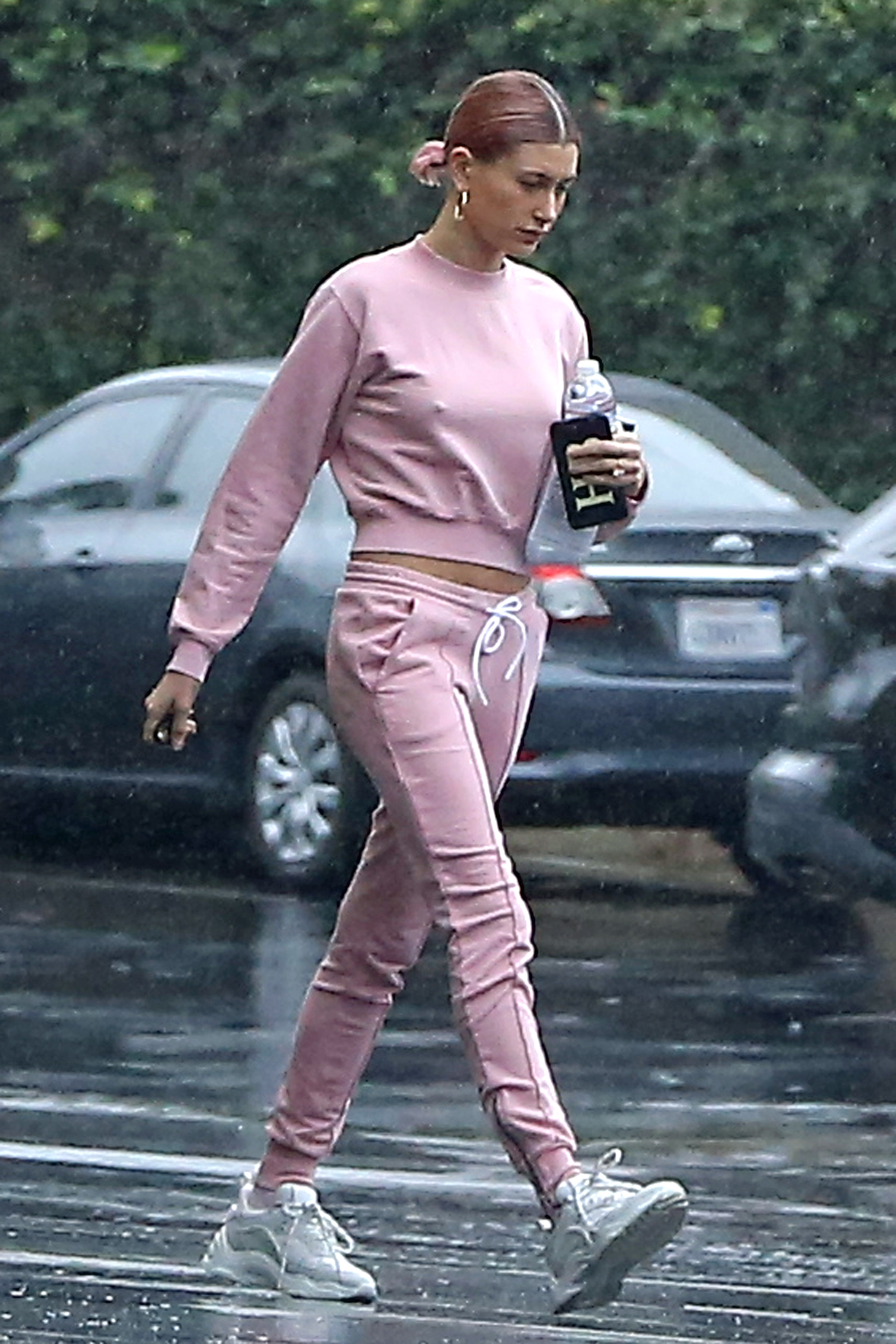 Hailey Bieber cała na różowo, spaceruje bez stanika
