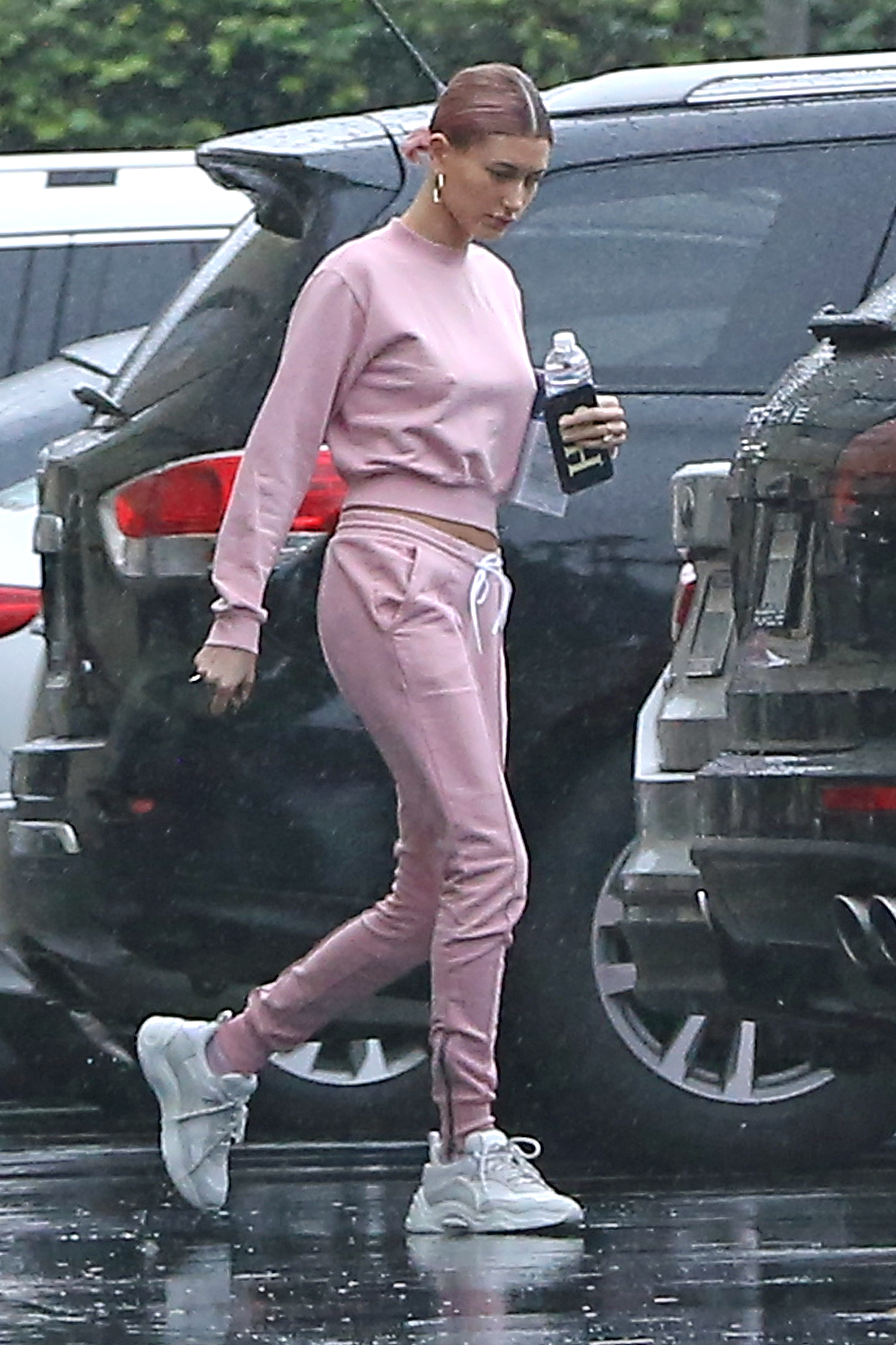 Hailey Bieber cała na różowo, spaceruje bez stanika