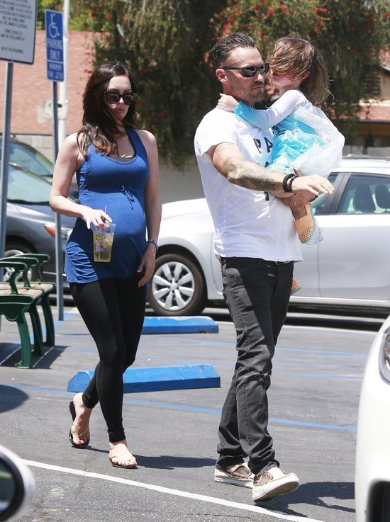 Syn gwiazdy na spacer wybrał dziewczęcą stylówkę (FOTO)