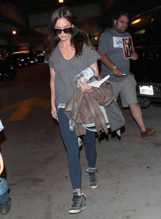 Ups! Megan Fox w legginsach i brudnym t-shircie (FOTO) Ups! Megan Fox w legginsach i brudnym t-shircie (FOTO)