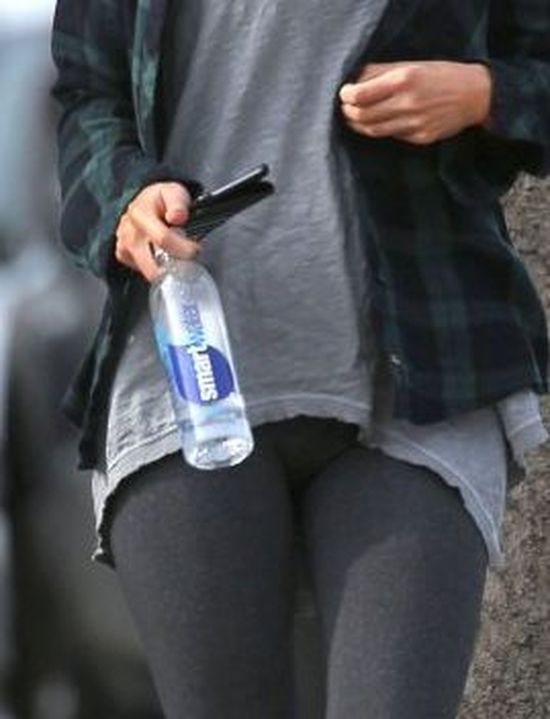 Ups! Megan Fox wybrała za krótką bluzkę? (FOTO) Ups! Megan Fox wybrała za krótką bluzkę? (FOTO)