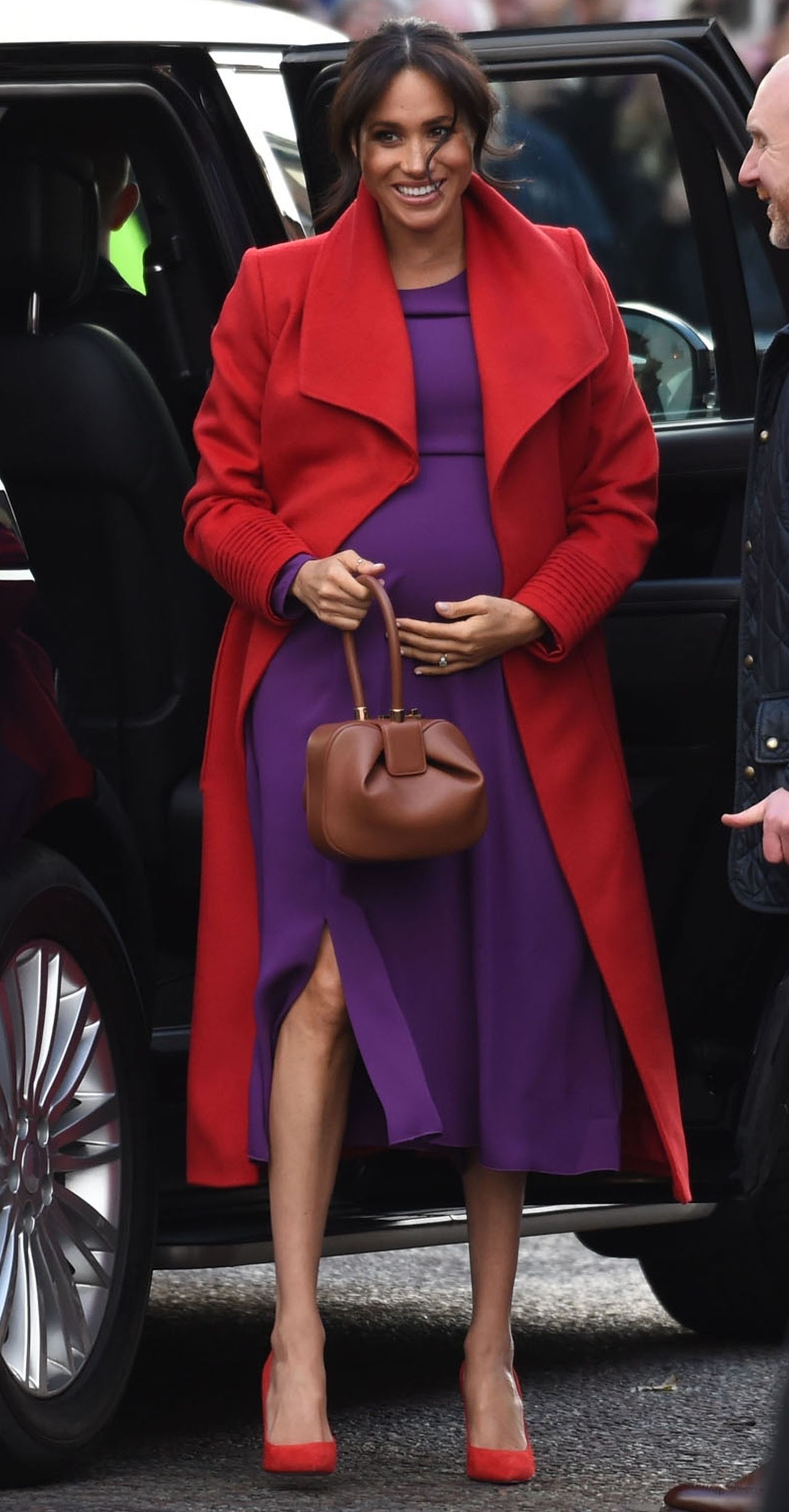 Meghan Markle w czerwonych szpilkach z OGROMNYM brzuszkiem (ZDJĘCIA)