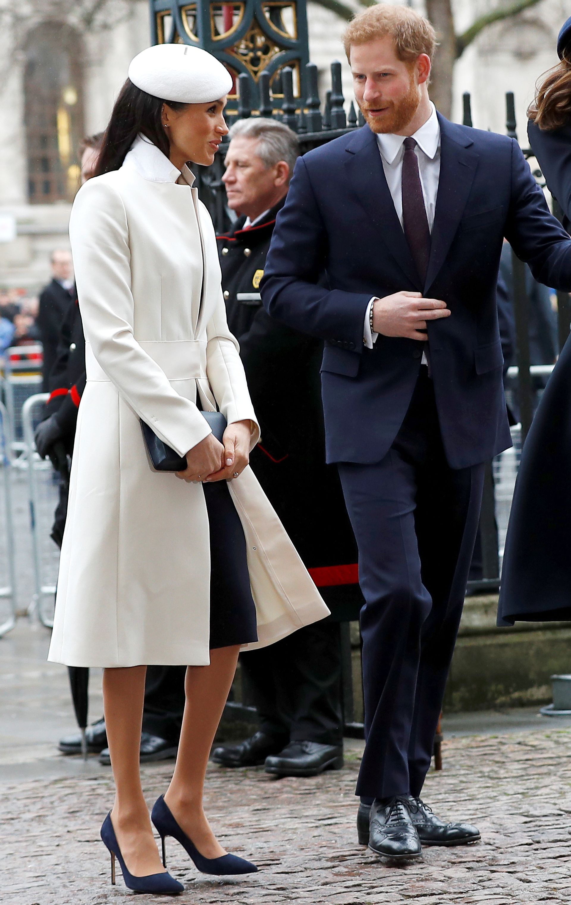 Dlaczego Meghan Markle nosi ZA DUŻE buty?