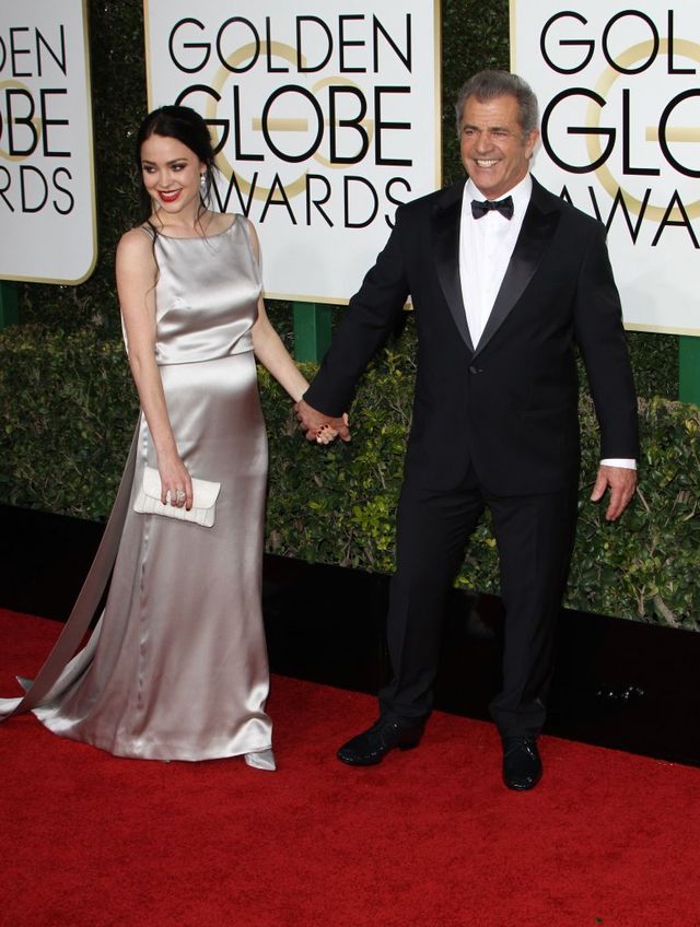 26-letnia partnerka Mela Gibsona na gali Złotych Globów pokazała ciążowy brzuch 26-letnia partnerka Mela Gibsona na gali Złotych Globów pokazała ciążowy brzuch