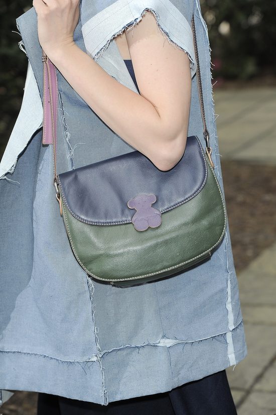 Postrzępiona marynarka i torebka za prawie 700 złotych FOTO