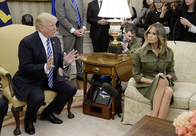 Gdy przyjrzysz się podpisowi Melanii Trump, zastananowi Cię JEDNA rzecz