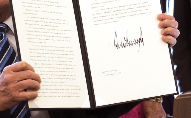 Gdy przyjrzysz się podpisowi Melanii Trump, zastananowi Cię JEDNA rzecz