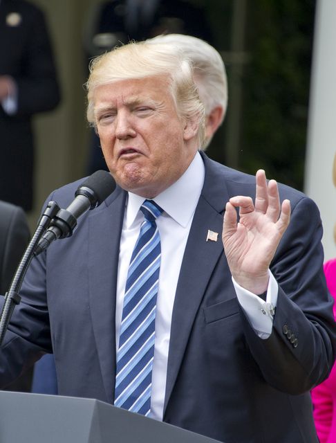 Gdy przyjrzysz się podpisowi Melanii Trump, zastananowi Cię JEDNA rzecz