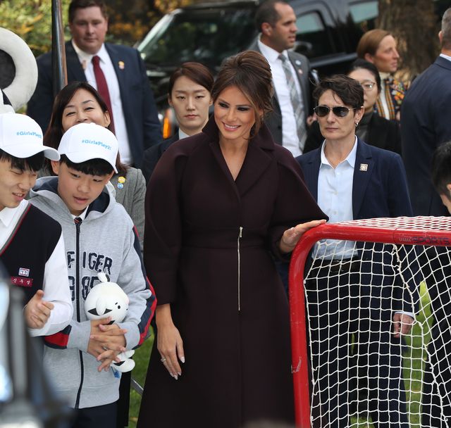 To ona skupiła na sobie uwagę podczas balu w Tokio - Melania Trump zeszła na dru To ona skupiła na sobie uwagę podczas balu w Tokio - Melania Trump zeszła na dru