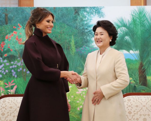 Melania Trump pokazała się w nowych fryzurach - będzie nowa moda? (ZDJĘCIA) Melania Trump pokazała się w nowych fryzurach - będzie nowa moda? (ZDJĘCIA)