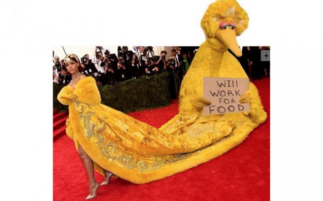 Kreacja Rihanny hitem memów po gali MET 2015 (FOTO)