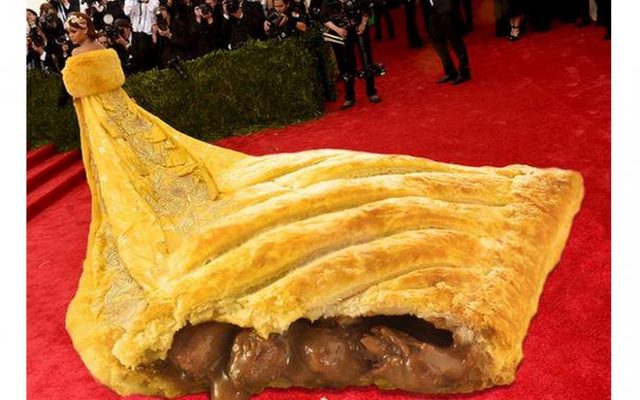 Kreacja Rihanny hitem memów po gali MET 2015 (FOTO)