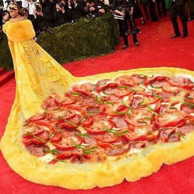 Kreacja Rihanny hitem memów po gali MET 2015 (FOTO)