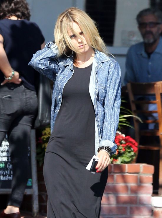 Mena Suvari i jej okrągły brzuszek (FOTO)