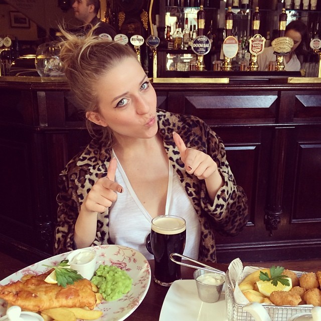 Jedna wcina owsiankę, druga raczy się pizzą (FOTO) Jedna wcina owsiankę, druga raczy się pizzą (FOTO)