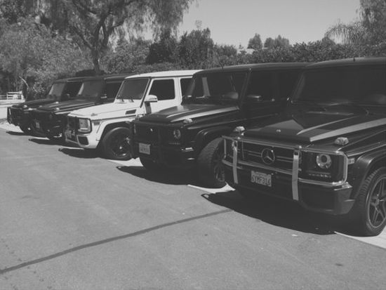 Kolekcja Mercedesów Kardashianek i Jennerek (FOTO)