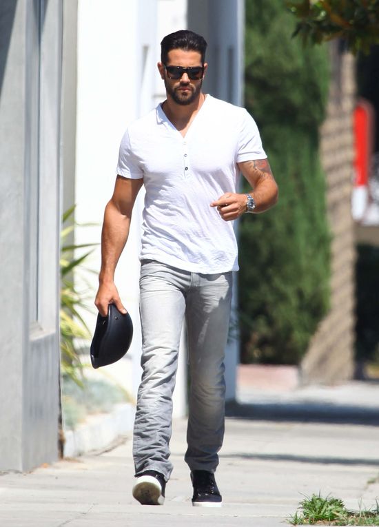 Jesse Metcalfe lansuje się na Harleyu (FOTO)