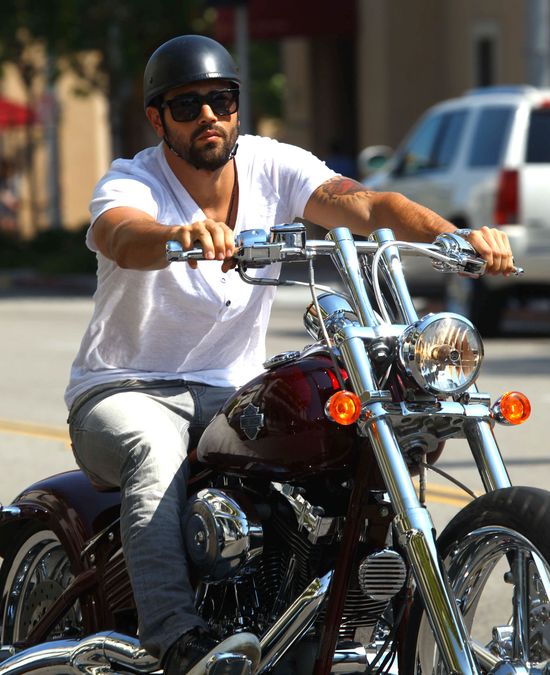 Jesse Metcalfe lansuje się na Harleyu (FOTO)