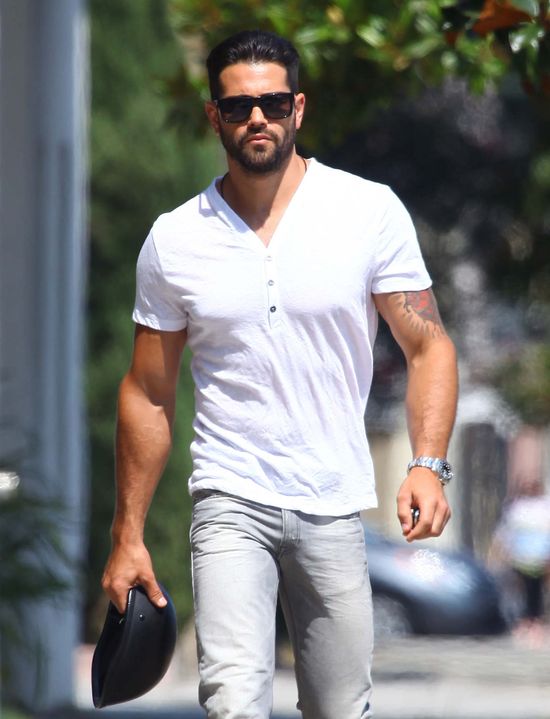 Jesse Metcalfe lansuje się na Harleyu (FOTO)