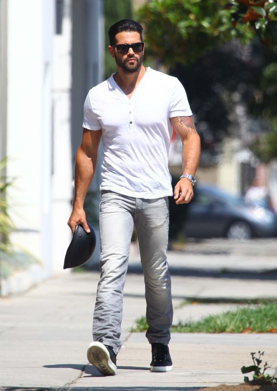 Jesse Metcalfe lansuje się na Harleyu (FOTO)