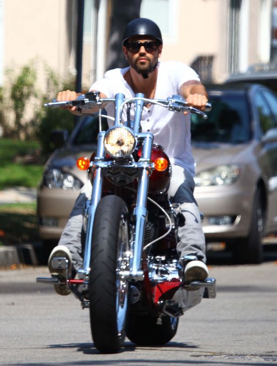 Jesse Metcalfe lansuje się na Harleyu (FOTO)
