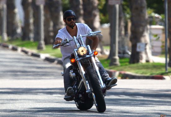 Jesse Metcalfe lansuje się na Harleyu (FOTO)