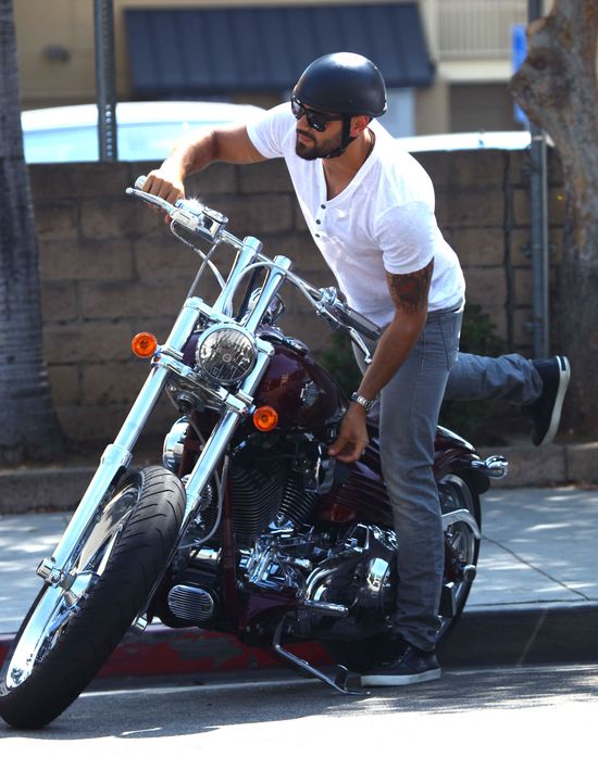 Jesse Metcalfe lansuje się na Harleyu (FOTO)