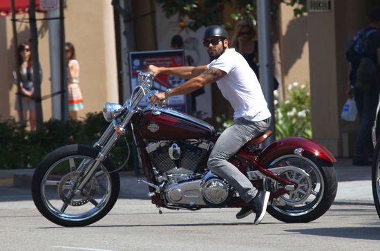 Jesse Metcalfe lansuje się na Harleyu (FOTO)