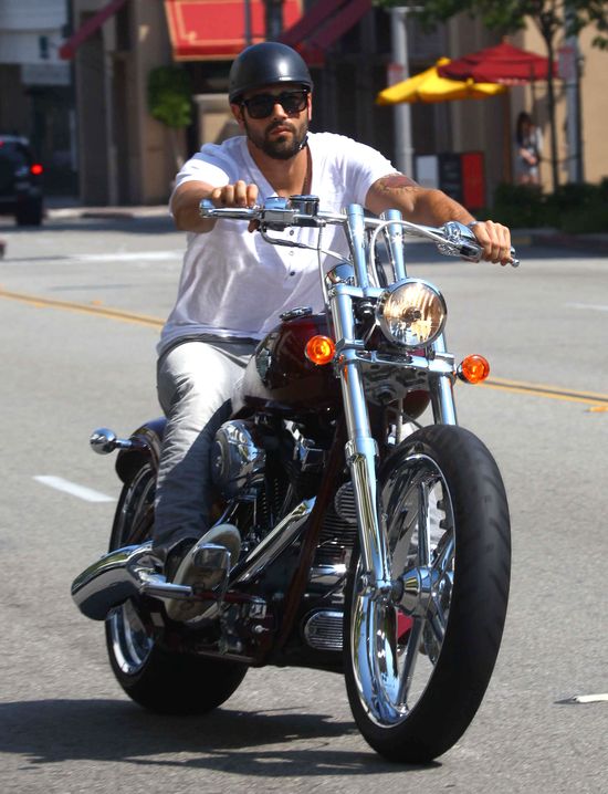 Jesse Metcalfe lansuje się na Harleyu (FOTO)