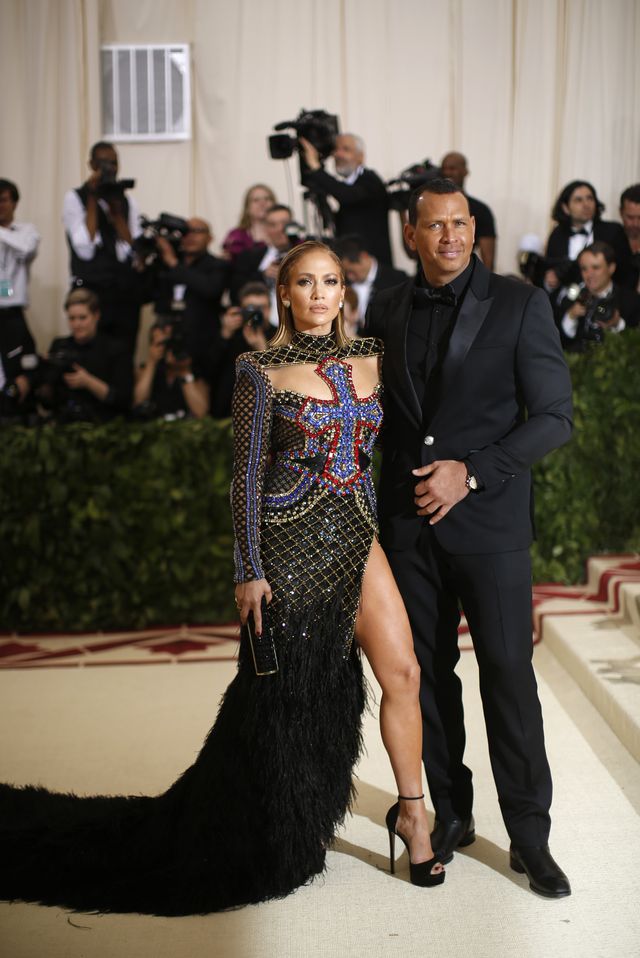 ZJAWISKOWE kreacje na MET Gali 2018: Kardashianki, Rihanna jak papież...