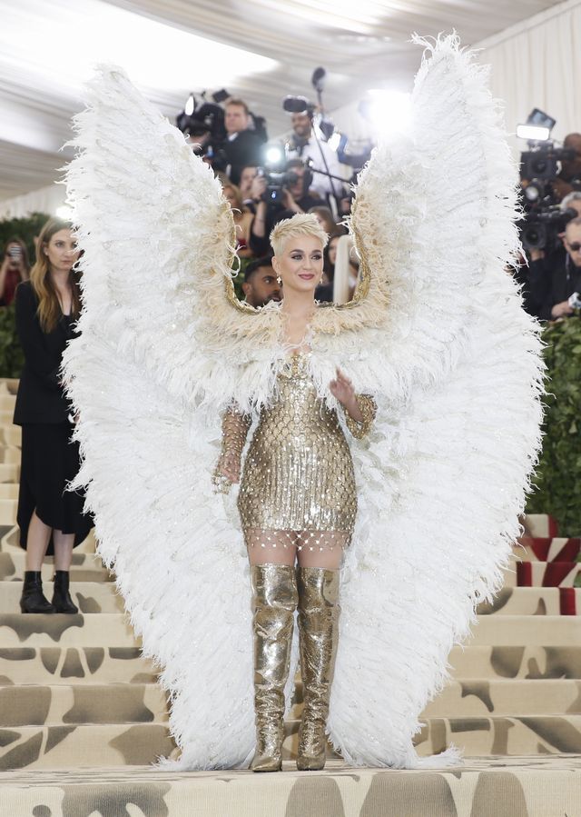 ZJAWISKOWE kreacje na MET Gali 2018: Kardashianki, Rihanna jak papież...