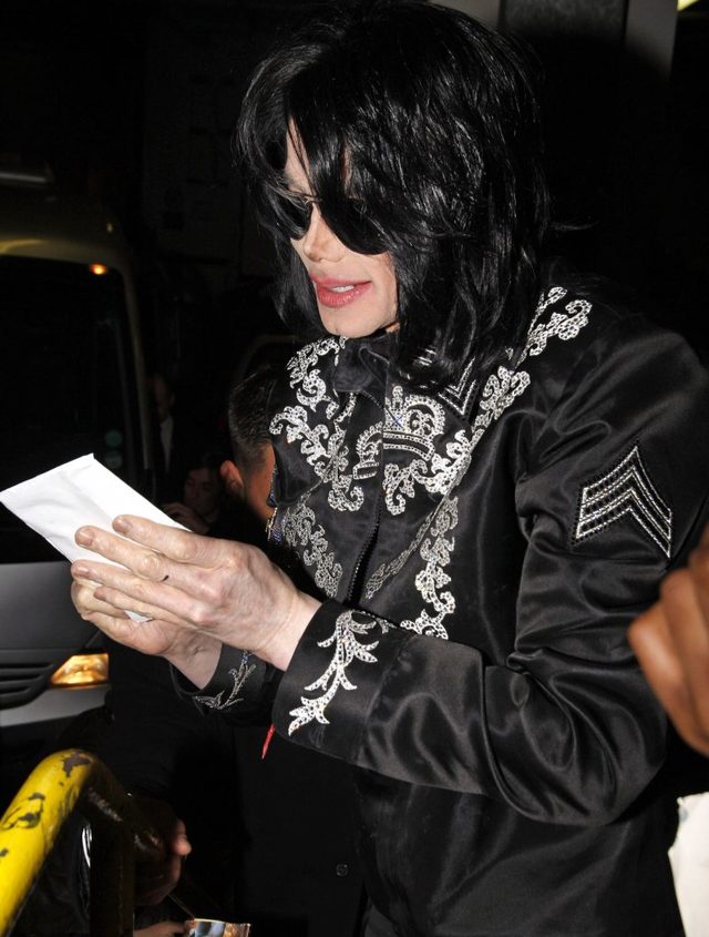 Policja odtajniła obrzydliwe szczegóły na temat życia Michaela Jacksona 